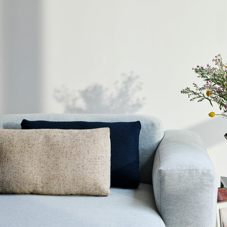 Mags Cushion 09, tekstil Bolgheri, prisgruppe 4 og Flamiber Dark Blue J4, Prisgruppe 3.