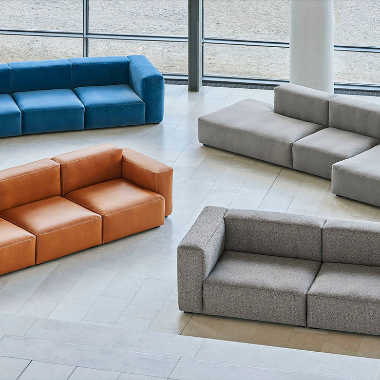 Den består av ulike moduler og er slitesterk – noe som gjør det enkelt å forme den etter behov og romløsning. Sofaen kommer i flere ulike stoffer og farger.