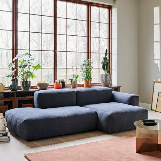 Den enkle og minimalistiske sofaen Mags fra Hay, er alt en sofa skal være. Komfortabel, elegant og avslappet. Den dominerer ikke hele rommet, men passer perfekt inn i de fleste interiører og gjør det til et favorittsted på 1-2 3. På bildet er Mags Soft med lavt armlene på høyre side, i tekstil Linara 198
