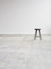 Mater High Stool har et organisk og minimalistisk uttrykk. Eiken er behandlet til en mørk og grålig farge, skinnet på setet er svart. 