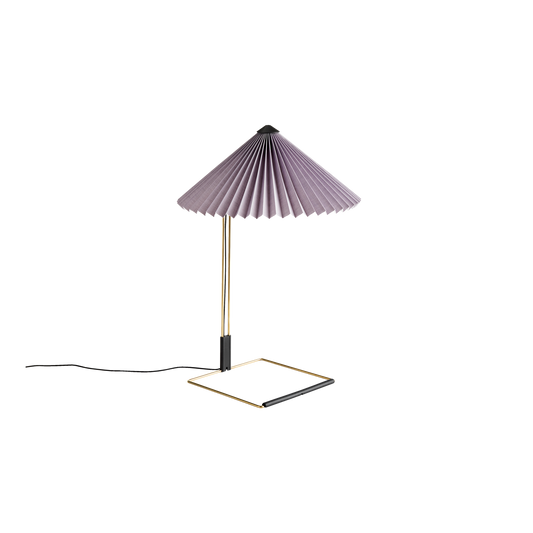 Bordlampen Matin fra Hay, har et moderne og delikat design, samtidig som den har et klassisk uttrykk. Lampen består av en ramme i polert messing, med en plissert lampeskjerm i bomull.