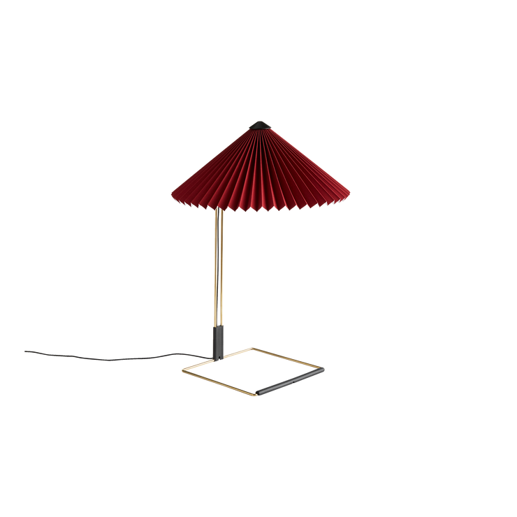 Bordlampen Matin fra Hay, har et moderne og delikat design, samtidig som den har et klassisk uttrykk. Lampen består av en ramme i polert messing, med en plissert lampeskjerm i bomull.