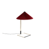 Bordlampen Matin fra Hay, har et moderne og delikat design, samtidig som den har et klassisk uttrykk. Lampen består av en ramme i polert messing, med en plissert lampeskjerm i bomull.