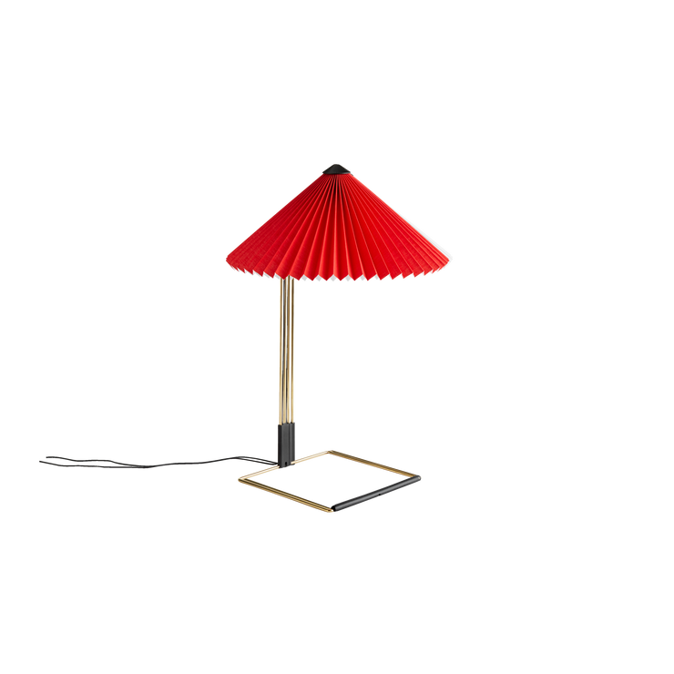 Bordlampen Matin fra Hay, har et moderne og delikat design, samtidig som den har et klassisk uttrykk. Lampen består av en ramme i polert messing, med en plissert lampeskjerm i bomull.