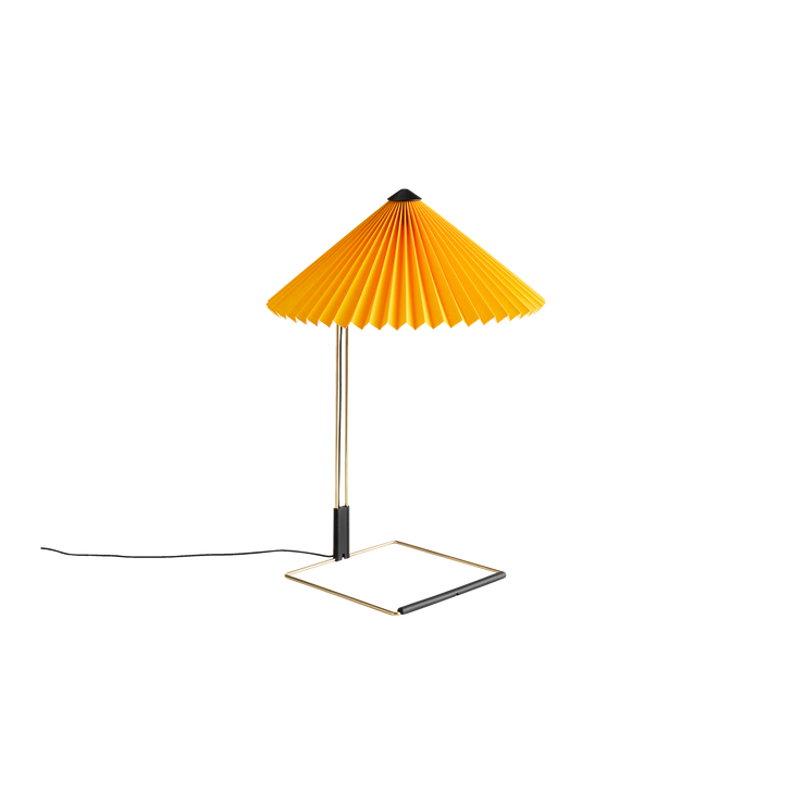 Bordlampen Matin fra Hay, har et moderne og delikat design, samtidig som den har et klassisk uttrykk. Lampen består av en ramme i polert messing, med en plissert lampeskjerm i bomull.
