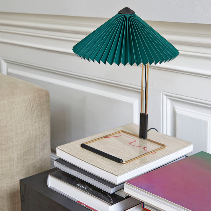 Lampen kommer i flere spennende og vakre farger, og blir et fargerikt innslag i hjemmet ditt