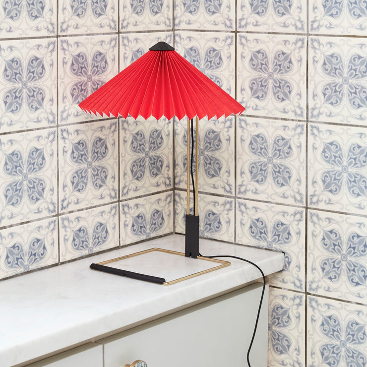 Lampen kommer i flere spennende og vakre farger, og blir et fargerikt innslag i hjemmet ditt
