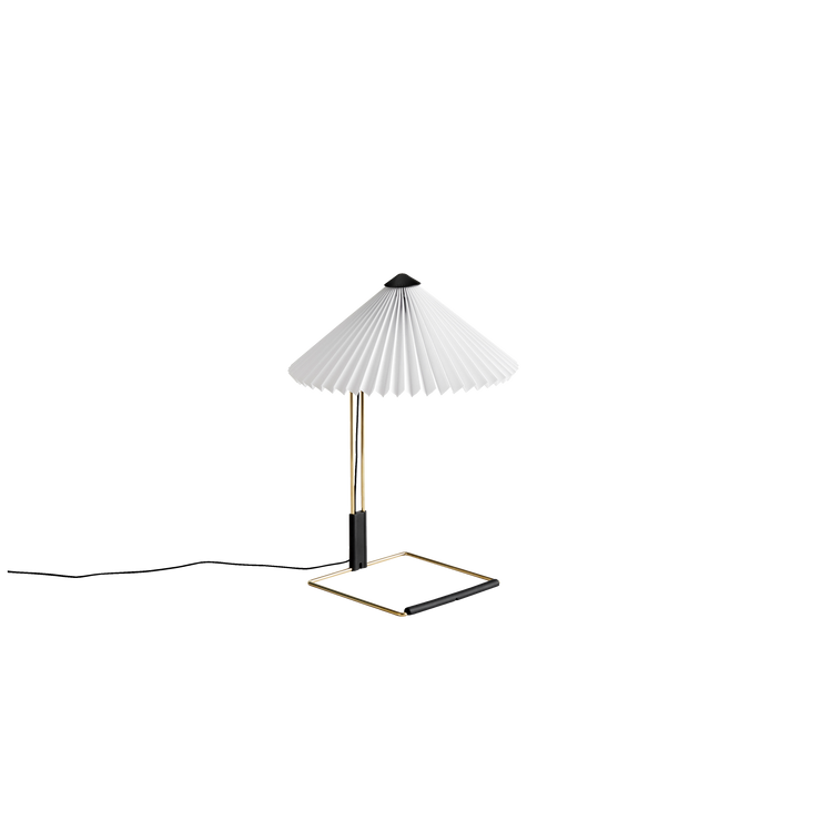 Bordlampen Matin fra Hay, har et moderne og delikat design, samtidig som den har et klassisk uttrykk. Lampen består av en ramme i polert messing, med en plissert lampeskjerm i bomull.