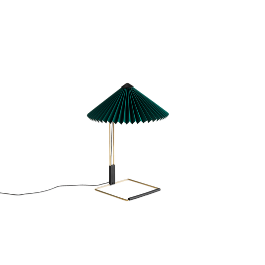 Bordlampen Matin fra Hay, har et moderne og delikat design, samtidig som den har et klassisk uttrykk. Lampen består av en ramme i polert messing, med en plissert lampeskjerm i bomull.