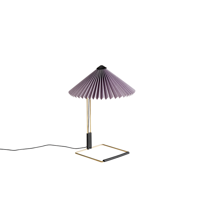 Bordlampen Matin fra Hay, har et moderne og delikat design, samtidig som den har et klassisk uttrykk. Lampen består av en ramme i polert messing, med en plissert lampeskjerm i bomull.