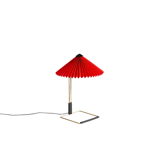 Bordlampen Matin fra Hay, har et moderne og delikat design, samtidig som den har et klassisk uttrykk. Lampen består av en ramme i polert messing, med en plissert lampeskjerm i bomull.