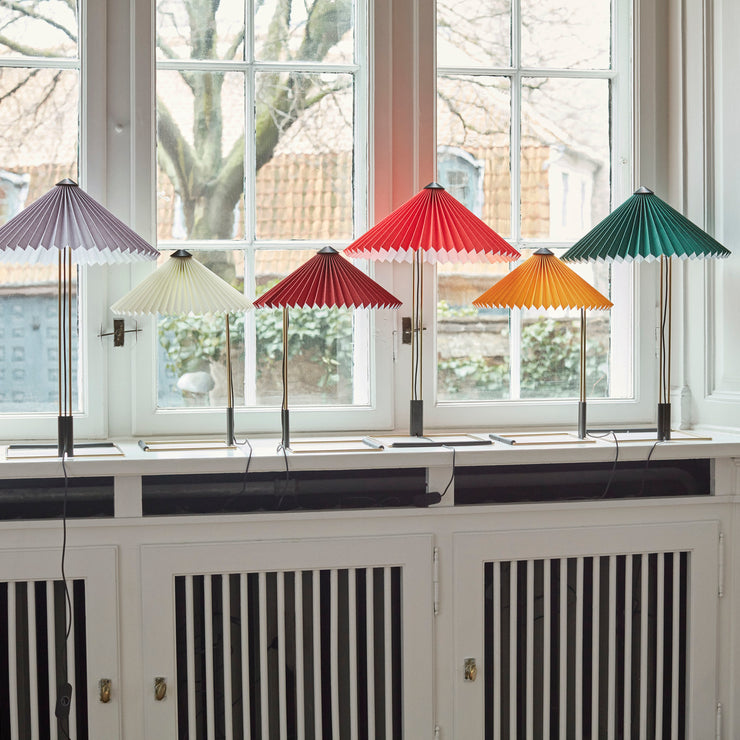 Lampen kommer i flere spennende og vakre farger, og blir et fargerikt innslag i hjemmet ditt