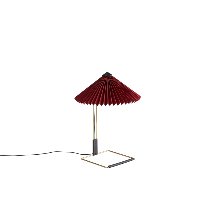 Bordlampen Matin fra Hay, har et moderne og delikat design, samtidig som den har et klassisk uttrykk. Lampen består av en ramme i polert messing, med en plissert lampeskjerm i bomull.