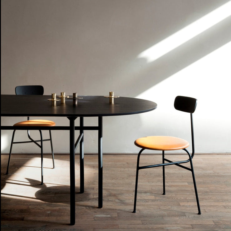 Den tidløse og enkle formen gjør at spisebordet Snaregade passer til de fleste stoler.