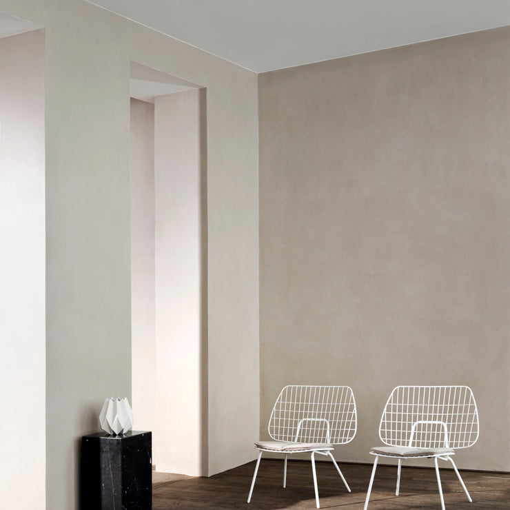 Marmorbordet Plinth Tall fra Menu, skaper en moderne eleganse uansett hvor i hjemmet.