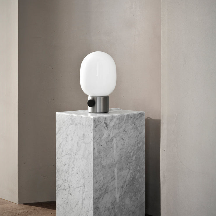 Plinth Tall fra Menu kommer også i hvit marmor. Ta kontakt hvis det er noe du leter etter.