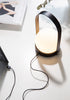 Lampen kan lades med en USB-kabel