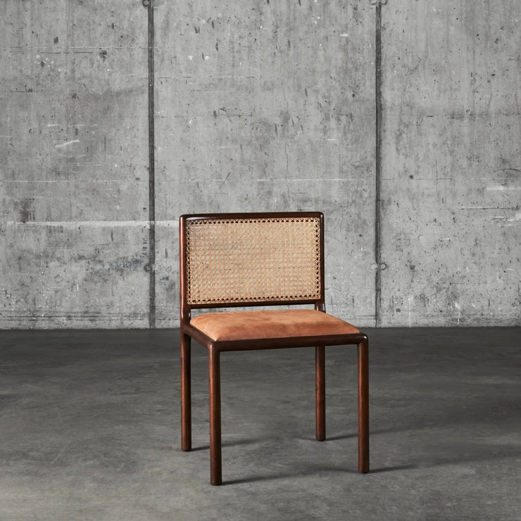 Mesh Chair fra Dusty Deco  i mørk mahogni og håndflettet rotting med sete trukket i eksklusivt anilinskinn fra danske Sörensen Leather. Her i fargen Dunes Cognac.