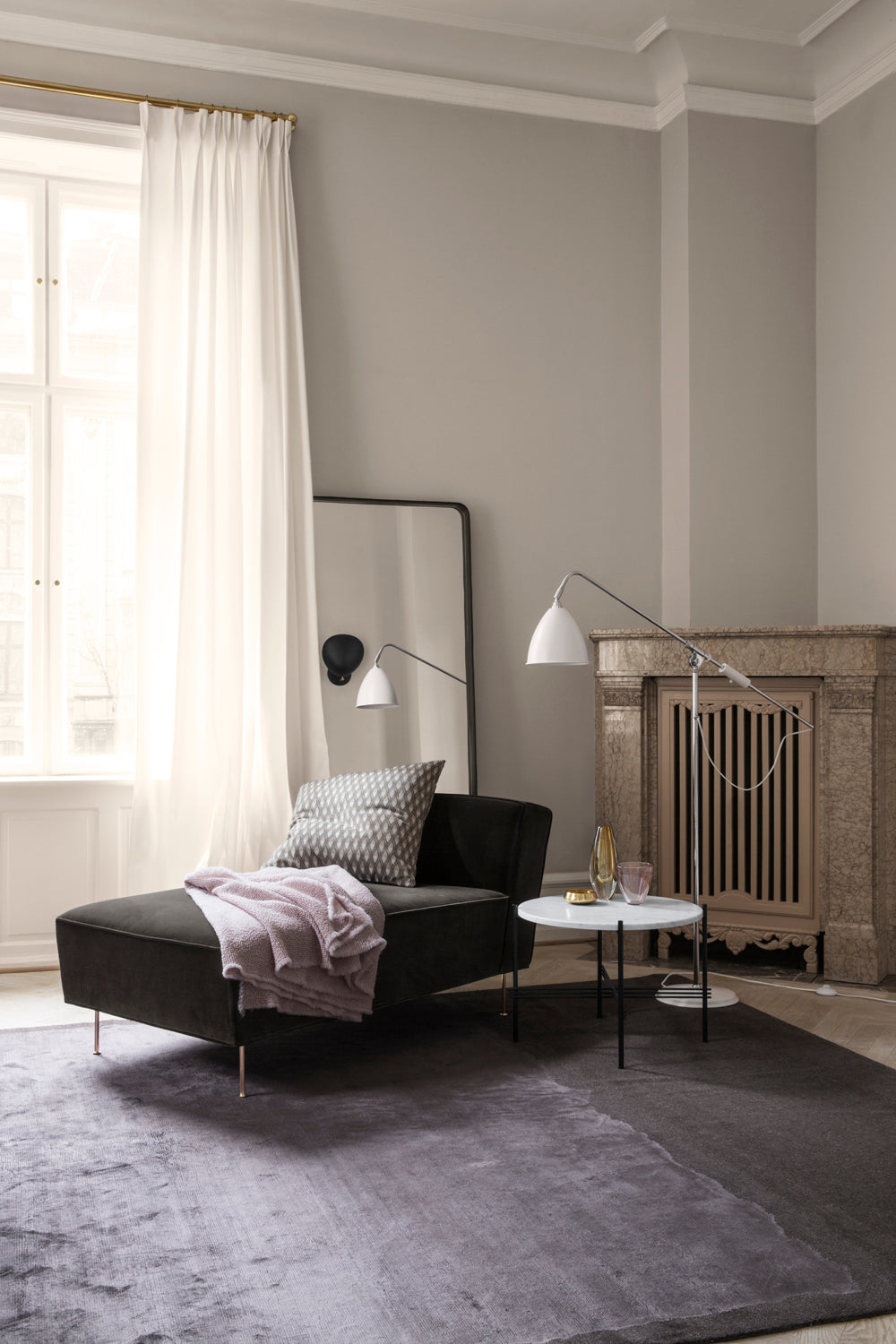 Modern Line Chaise Lounge dagseng fra Gubi er en moderne klassiker, og kommer i ulike varianter og farger. Ta kontakt hvis der er noe du leter etter.