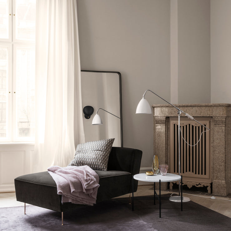 Modern Line Chaise Lounge dagseng fra Gubi er en moderne klassiker, og kommer i ulike varianter og farger. Ta kontakt hvis der er noe du leter etter.
