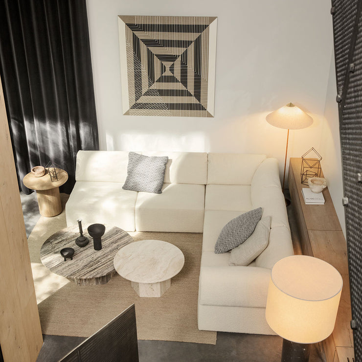 Sofaen har en enkel og elegant ramme og puter som er ergonomisk konstruert slit at de følger kroppens tydelige form.