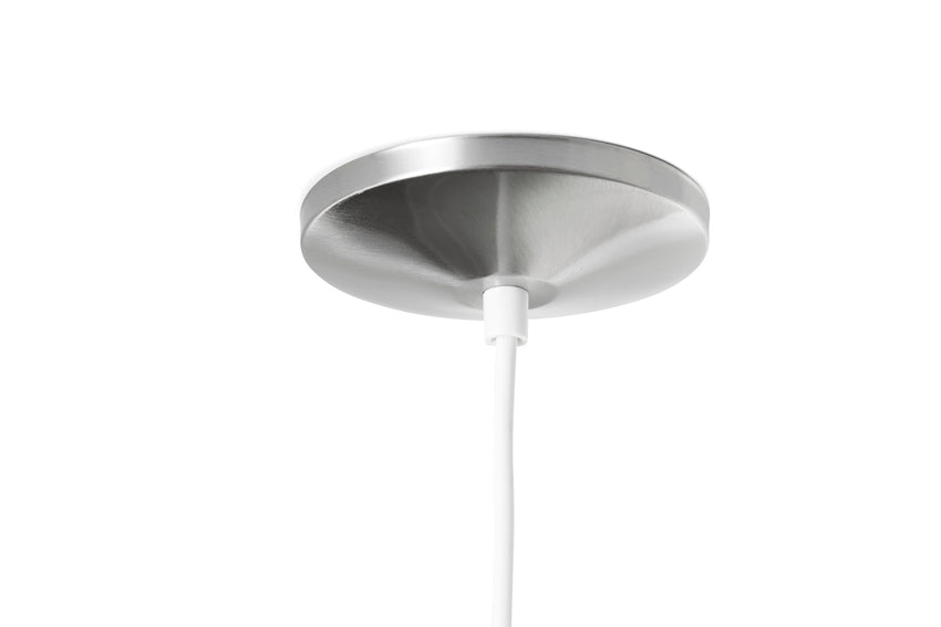 Lampen leves med takkopp i stål