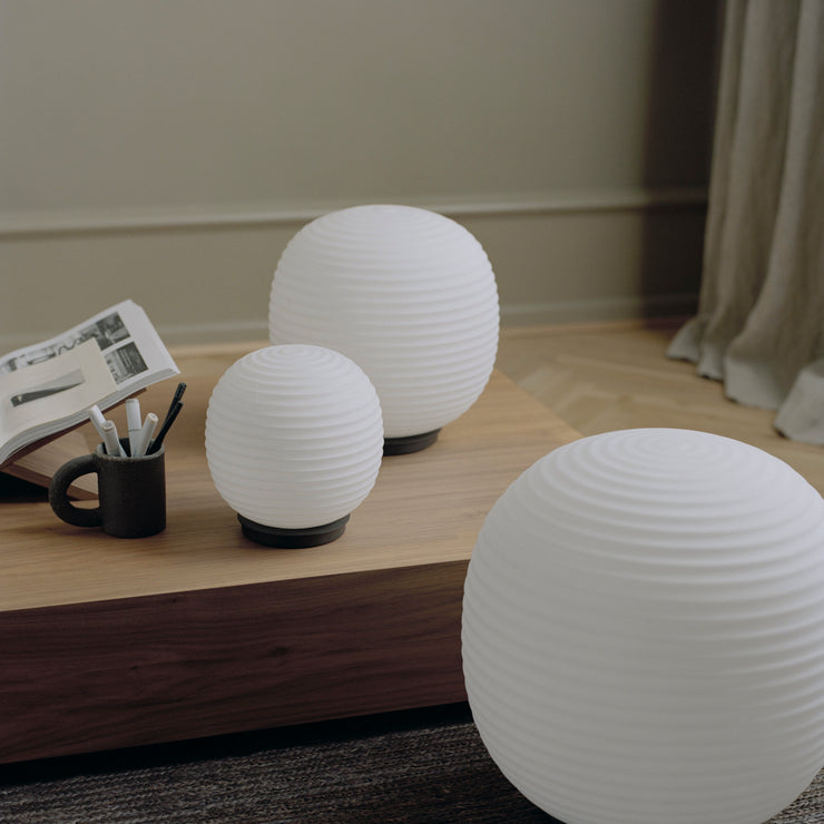 I Lantern-serien finnes også pendellamper, taklamper og en vegglampe. Ønsker du å skape et harmonisk og helhetlig uttrykk i innredningen kan vi anbefale å gjenta belysningen i form av ulike varianter i samme rom eller rundt om i hjemmet!
