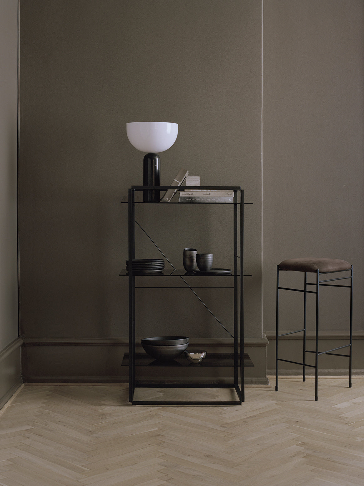 Lampen finnes også med lampefot i svart eller hvit marmor, og kommer i tillegg i en mindre utgave.
