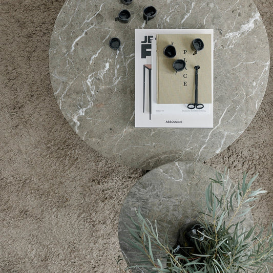 Er du tilhenger av monokrome farger i innredningen der fargene går ton-i-ton kan du skape ekstra dybde ved å implementere naturlige materialer i samme fargeskala, men som har spennende teksturer eller overflater som bryter opp litt. Bruk det gjerne sammen med sofabordet i samme serie for et enda mer helhetlig inntrykk!