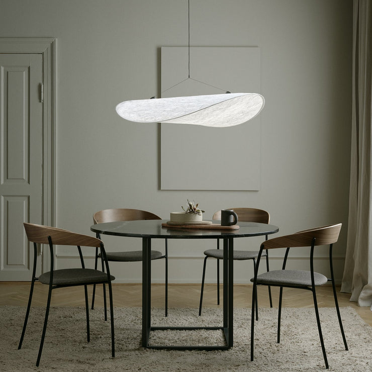 Det sveitsiske designstudioet Panter & Tourron jobber i skjæringspunktet mellom teknologi og design, og har et sterkt fokus på visuelle opplevelser. Med pendellampen Tense har de skapt en taklampe som strekker seg som en myk sky over resten av interiøret, og som nesten ser ut til å flyte fritt takket være de diskré festepunktene.