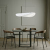 Det sveitsiske designstudioet Panter & Tourron jobber i skjæringspunktet mellom teknologi og design, og har et sterkt fokus på visuelle opplevelser. Med pendellampen Tense har de skapt en taklampe som strekker seg som en myk sky over resten av interiøret, og som nesten ser ut til å flyte fritt takket være de diskré festepunktene.
