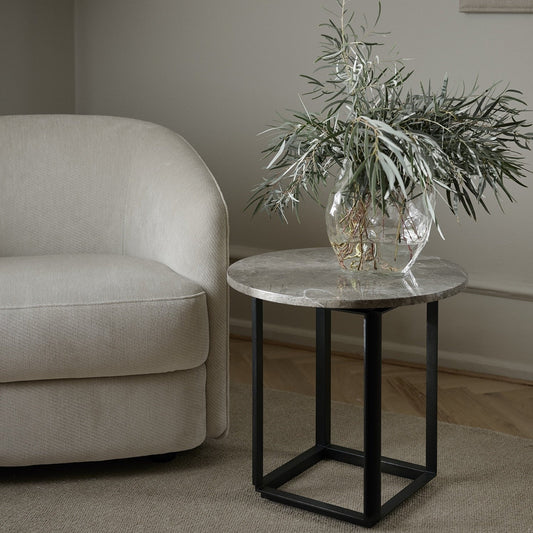 Sidebordet Florence fra New Works vil med sitt renskårne stålunderstell og runde bordplate i nydelig Marais Du Gris-marmor løfte stueinnredningen flere fine hakk. Den grå marmoren har en blank overflate, varme undertoner av brunt, og hvite årer som strekker seg vakkert gjennom steinen.