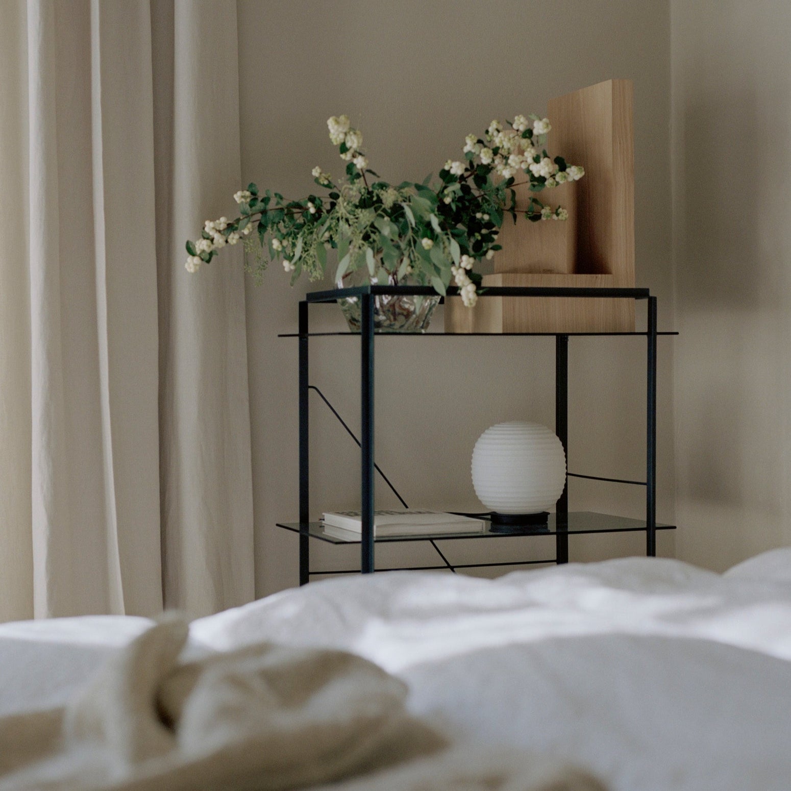 Inspirert av klassiske rispapirlamper, har den norske designduoen Andersen & Voll med lampeserien Lantern laget en nytolkning i frostet glass. Lampene, som kommer fra New Works, er delikate og vakre, og har en egen evne til å fri til de fleste rom. Lyset som skinner gjennom de rillede kuplene er mykt og behagelig.