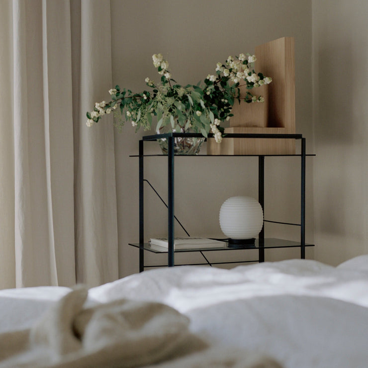 Inspirert av klassiske rispapirlamper, har den norske designduoen Andersen & Voll med lampeserien Lantern laget en nytolkning i frostet glass. Lampene, som kommer fra New Works, er delikate og vakre, og har en egen evne til å fri til de fleste rom. Lyset som skinner gjennom de rillede kuplene er mykt og behagelig.