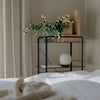 Inspirert av klassiske rispapirlamper, har den norske designduoen Andersen & Voll med lampeserien Lantern laget en nytolkning i frostet glass. Lampene, som kommer fra New Works, er delikate og vakre, og har en egen evne til å fri til de fleste rom. Lyset som skinner gjennom de rillede kuplene er mykt og behagelig.