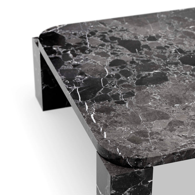 Sofabordet Alas i Costa Black-marmor, med vakkert mønster i svart, grått og hvitt
