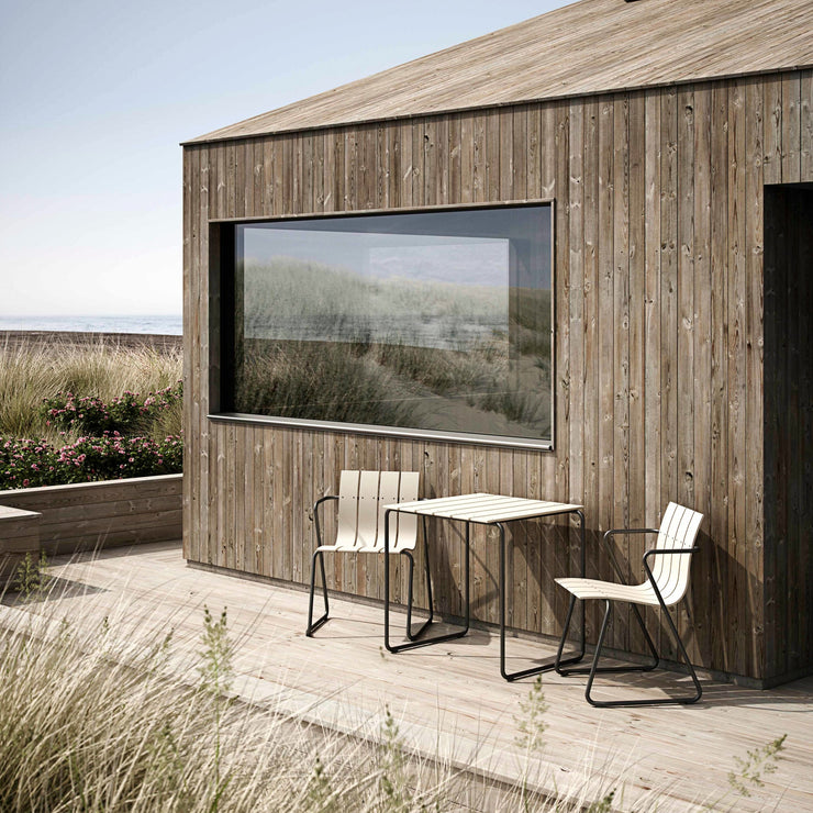 Spisebordet Ocean Table fra Mater kommer i to størrelser - denne er som et kafebord - perfekt til en eller to stoler.