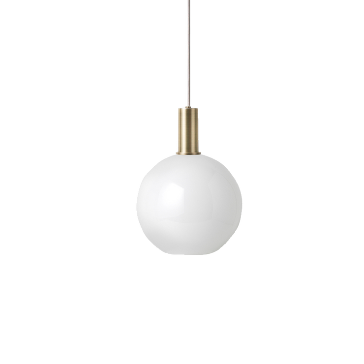 Taklampen Opal Shade Sphere fra ferm LIVING, er en enkel og nydelig taklampe.