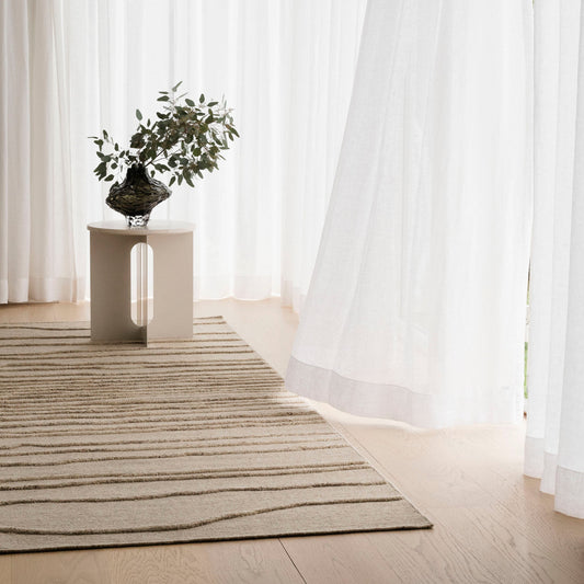 Teppet er tiltenkt hjem som trenger mer lunhet, som har godt av mer tekstur og liv. Teppene er tidløse og lite dominerende, samtidig som de er dekorative og tilfører noe mer. 