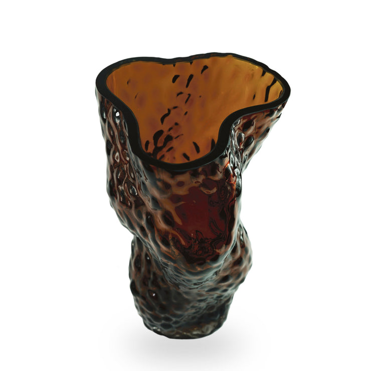 Ambisjonen til Hein Studio, var å skape en vakker og rolig vase som gjør omgivelsene litt finere hver eneste dag - både med og uten blomster. Vasen har en rå og spennende overflate kommer i flere farger.