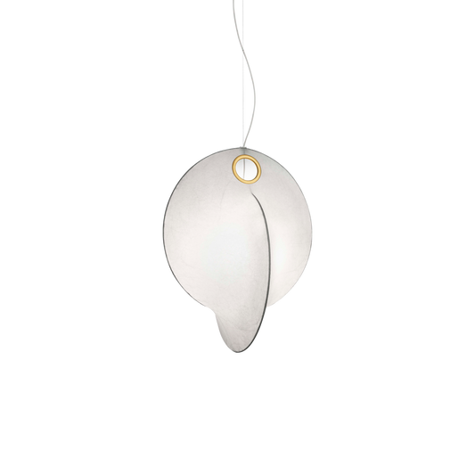 Taklampen Overlap S1 fra Flos, en moderne pendellampe designet av lampemesteren Michael Anastassiades. Lampen er en hyllest til de ikoniske lampene som Gatto og Viscontea som ble laget med samme teknikk på 60-tallet av italienske Archille og Pier Castiglioni.
