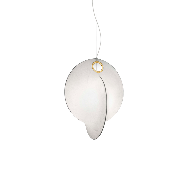 Taklampen Overlap S1 fra Flos, en moderne pendellampe designet av lampemesteren Michael Anastassiades. Lampen er en hyllest til de ikoniske lampene som Gatto og Viscontea som ble laget med samme teknikk på 60-tallet av italienske Archille og Pier Castiglioni.