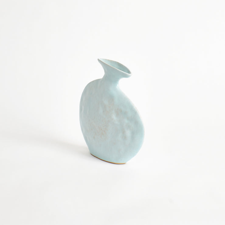 Flat Vase har smal form og en blank lyseblå overflate. Håndlaget i Portugal.