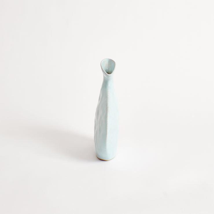 Flat Vase har smal form og en blank lyseblå overflate. Håndlaget i Portugal.