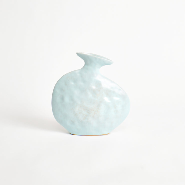 Flat Vase har smal form og en blank lyseblå overflate. Håndlaget i Portugal.