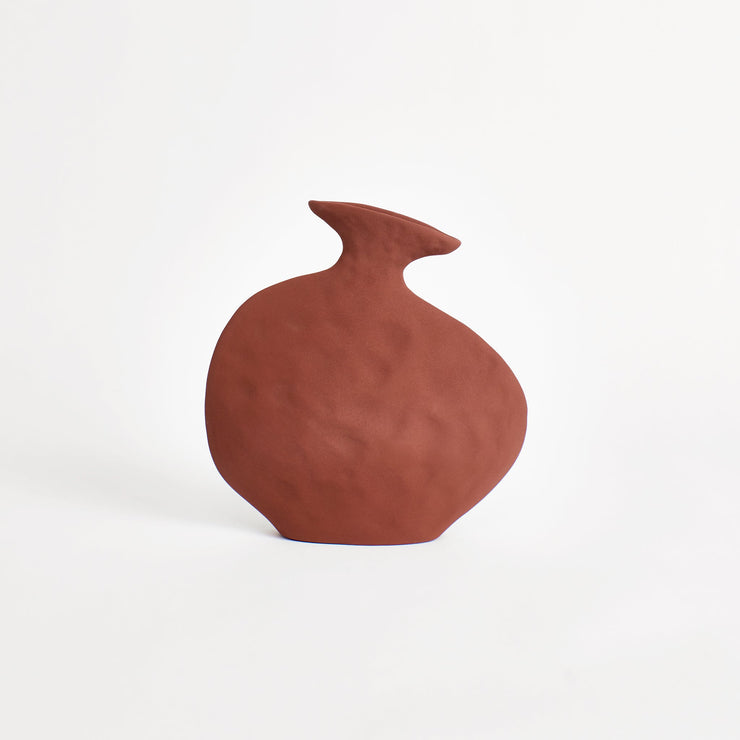 Flat vase brick er vakker og leken på samme tid, og har en mursteinsrød farge