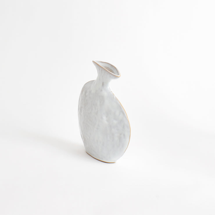 Flat Vase har smal form og en blank hvit overflate. Håndlaget i Portugal.