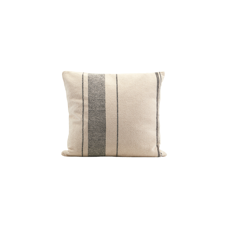 Morocco pute med trekk i 100% bomull. Tekstilet er i en frisk beige farge, med svarte striper i ulike bredder.
