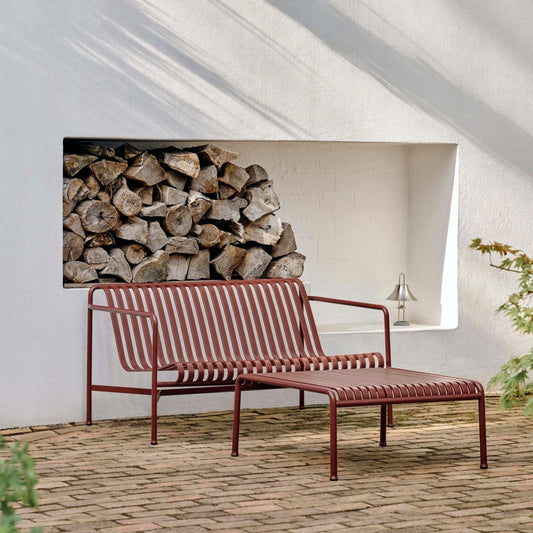 Lavt bord Palissade fra Hay i Iron Red står superfint til hvit mur og grønne vekster!