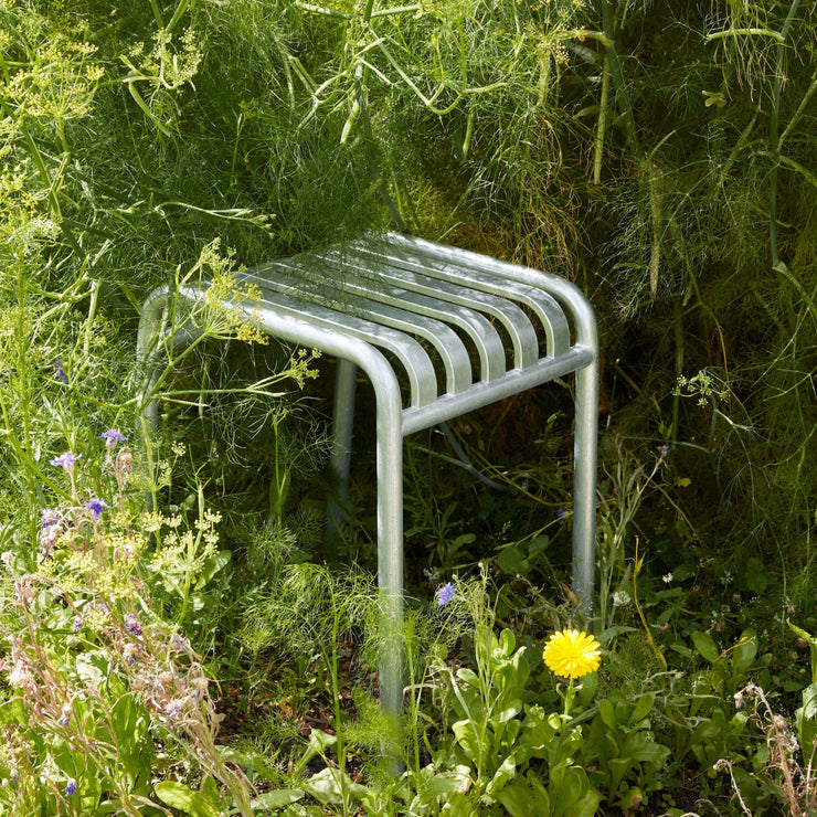 Krakk Palissade stool i varmgalvanisert stål - perfekt som fotskammel, sidebord og ekstra sitteplass!